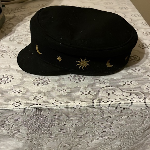 The Luna Bloom Life Saros Cabbie hat main image 9